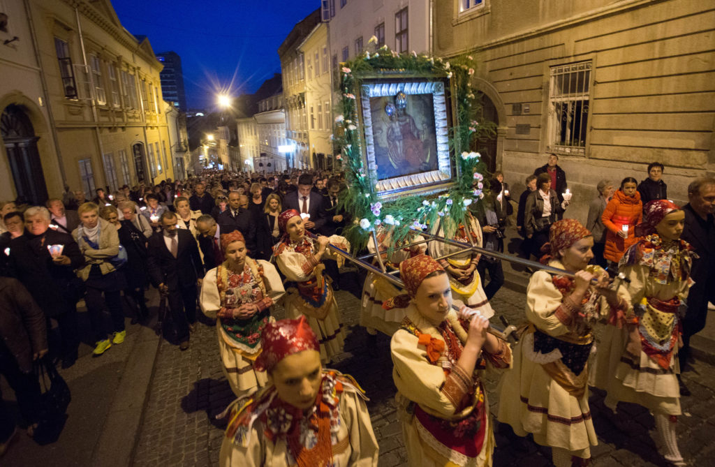 Foto: fah Procesija majka božja od kamenitih vrata