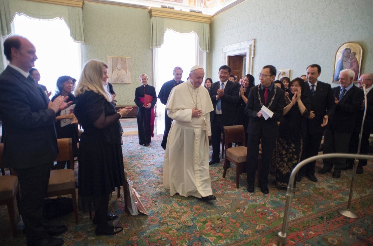 Papa Franjo s članovima Svjetskoga saveza katoličkih liječnika; 28. svibnja 2018. (izvor foto: Vatican Media) Papa Franjo s članovima Svjetskoga saveza katoličkih liječnika 28 svibnja 2018. Vatican Media
