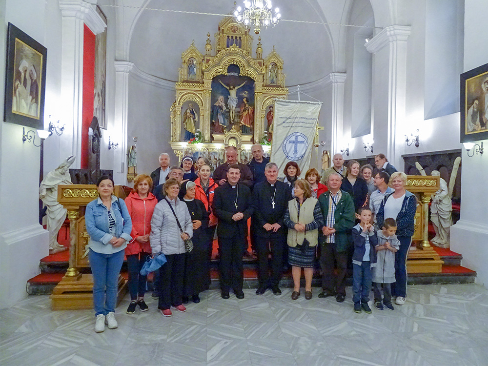 Tako blizu a tako daleko