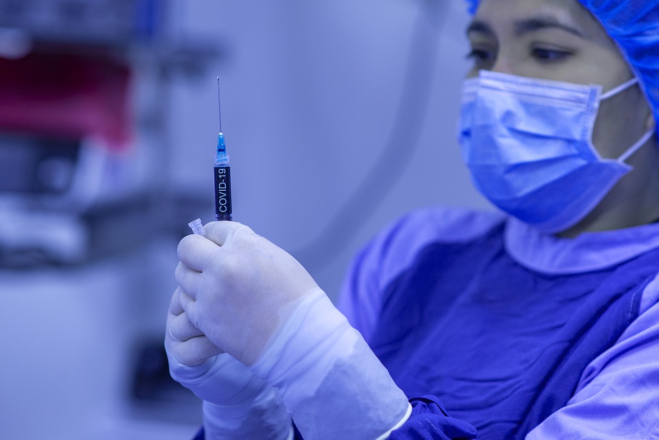 Foto: Fernando Zhiminaicela, Pixabay injection cijepljenje covid