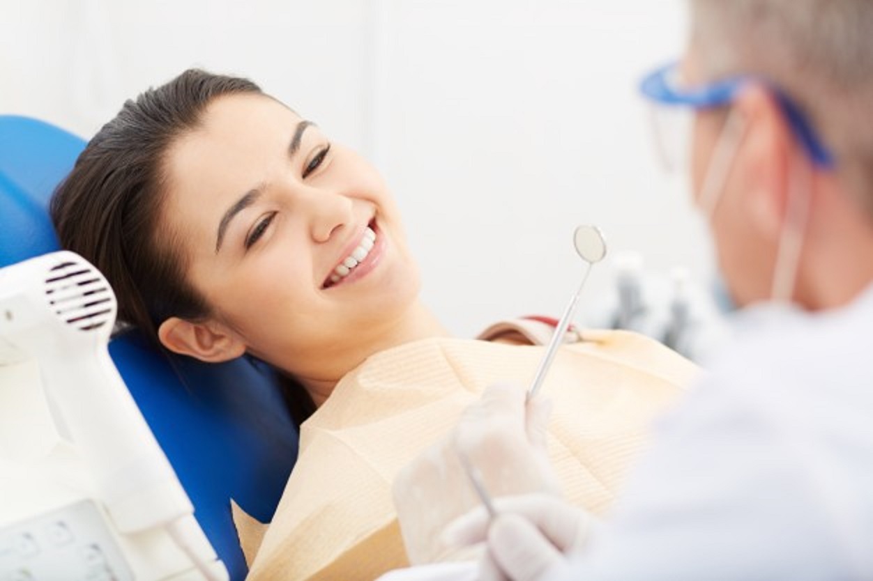 foto: Freepik young woman receiving dental check up