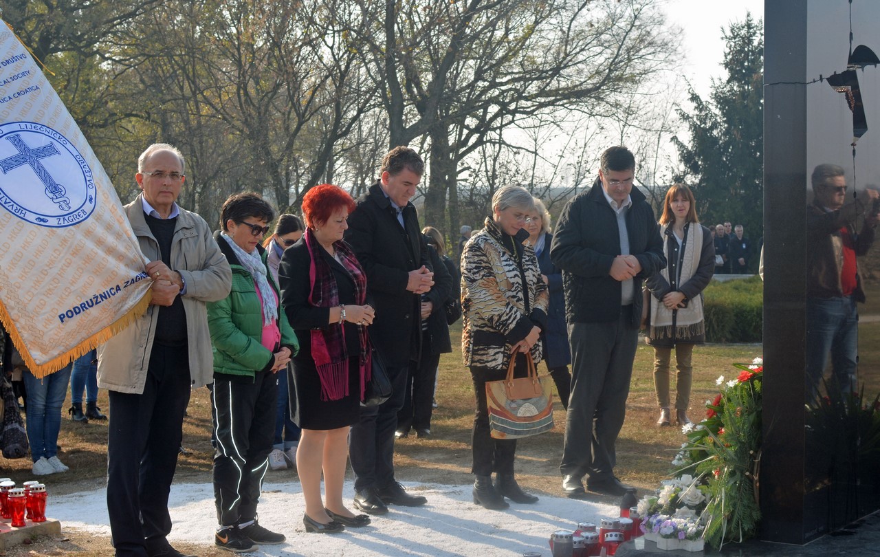 ARHIVSKA FOTO: 10. studenoga 2018. godine članovi Hrvatskoga katoličkog liječničkog društva s članovima obitelji i prijateljima održali su tradicionalno hodočašće u Vukovar HKLD Vukovar 10 11 2018 5