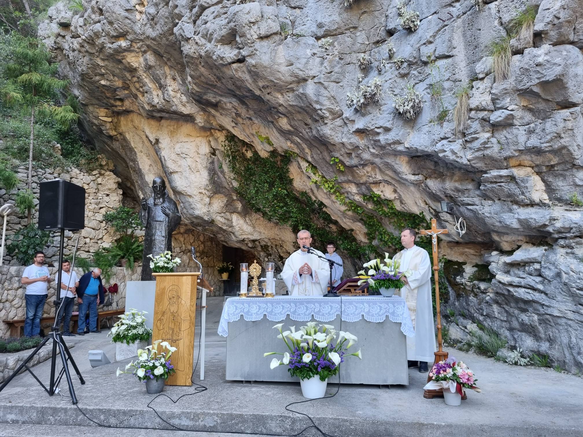 Hodočašće članova HKLD a i HKDMT podružnica Split u Zakučac 1