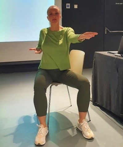 Predavačica doc. dr. sc. Josipa Nakić praktično je pokazala neke od pravilnih načina pokreta i držanja