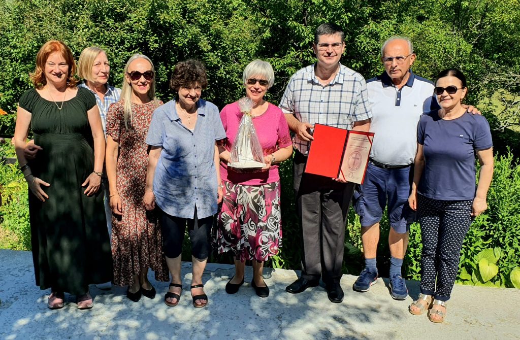 Slika 5. Zajedničko okupljanje nakon duhovne obnove i prigodnih čestitki našem duhovniku, prof. dr. sc. Draženku Tomiću