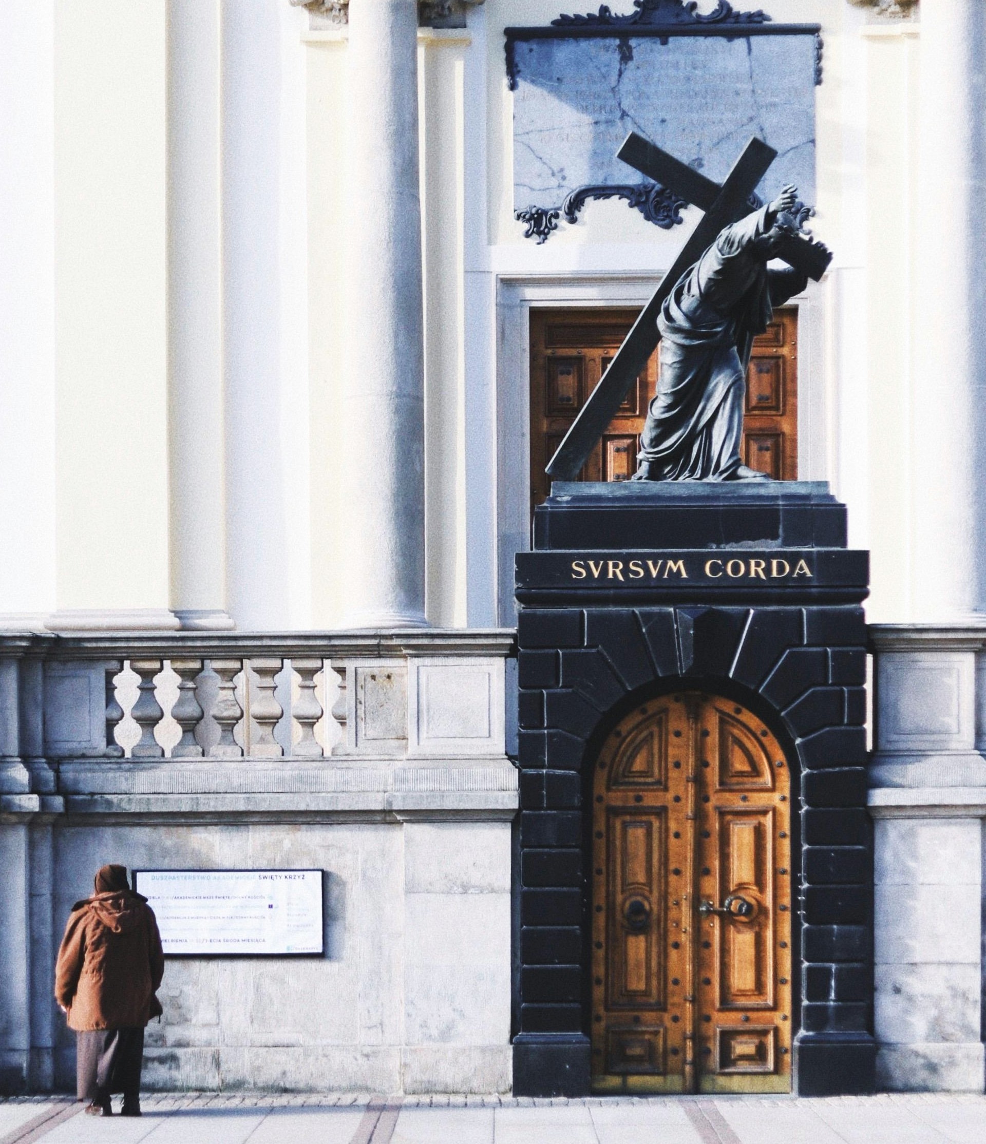 Statue of Christ outside the Holy Cross Church in Warsaw / Photo Chang PEXELS